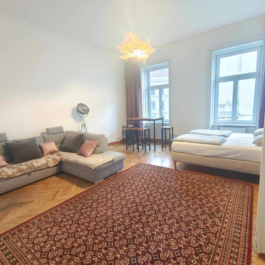 Large 4 Room Apartment In The Center Of เวียนนา ภายนอก รูปภาพ